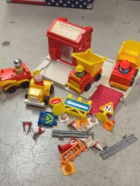 #3 Fisher-Price little people Lift N Load construction set figures & vehicles